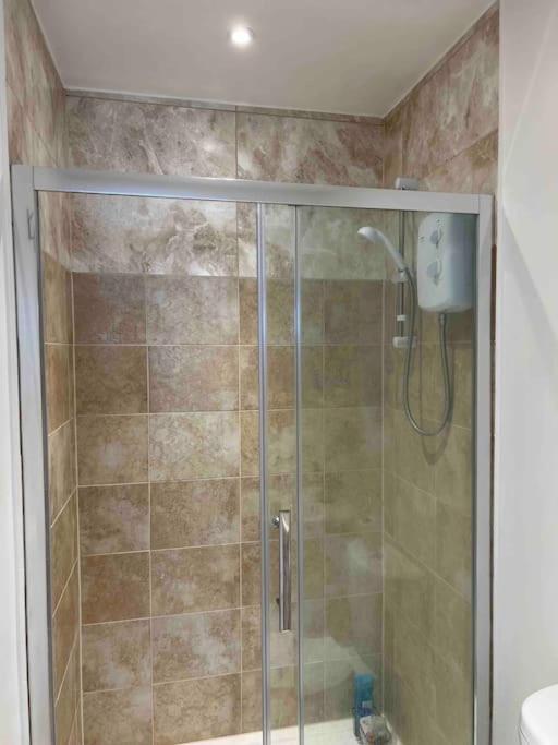 Newly Built Large Garden Ensuite Guest Studio Borehamwood Exterior foto