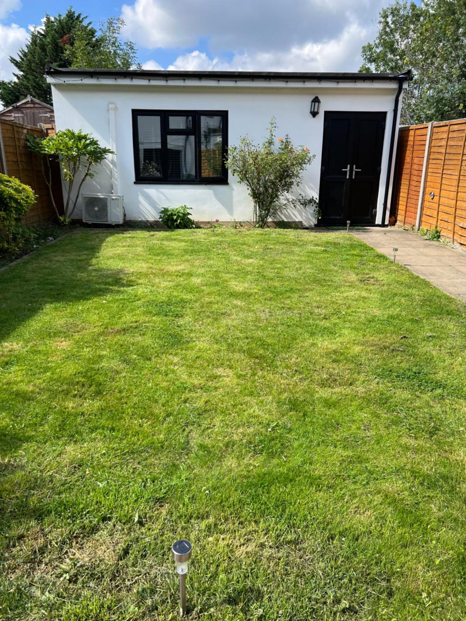 Newly Built Large Garden Ensuite Guest Studio Borehamwood Exterior foto